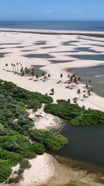 Maranhao Brezilya 'daki Tutoia' da küçük çarşaflar. Doğa manzarası. Kıvrımlı kum tepeleri. Tutoia 'da küçük çarşaflar. Yağmur suyu gölleri. Güzel Yüksek Kumullar. Yaz Gezisi. Brezilya Kuzeydoğu.