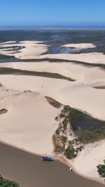 Parnaiba Delta Piaui Brezilya 'da Parnaiba' da. Sarmal Nehir. Doğa Manzarası. Piaui 'de Parnaiba Delta. Amerika 'nın Brezilya Deltası. Kum tepeleri manzarası. Tatil seyahatleri. Brezilya Kuzeydoğu.