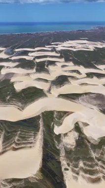 Piaui Brezilya 'daki Luis Correia' da Lencois Piauienses. Doğa Küçük Çarşafları. Portinho Gölü. Lencois Piauiens Luis Correia 'da. Kıvrımlı kum tepeleri. Yağmur suyu gölleri. Tropik Seyahat.