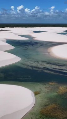 Lencois Maranhens Maranhao Brezilya 'daki Barreirinhas' ta Skyline 'da. Tatlı Su Gölleri Peyzajı. Kum tepeleri dağları. Lencois Maranhenses Skyline Maranhao. Turizm Seyahati. Doğa Sahnesi. Plaj Arkaplanı.