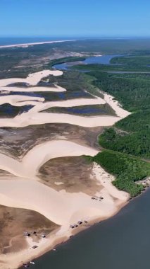 Maranhao Brezilya 'daki Araioses' de Morro Do Meio Plajı. Tatlı Su Gölleri Peyzajı. Kum tepeleri dağları. Araioses 'deki Morro Do Meio Plajı. Turizm Seyahati. Doğa Sahnesi. Parnaiba Delta Arkaplanı.