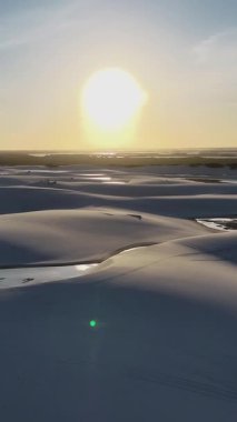 Lencois Maranhenses, Maranhao Brezilya 'daki Santo Amaro' da. Doğa manzarası. Kıvrımlı kum tepeleri. Lencois Maranhenses Maranhao 'da. Yağmur suyu gölleri. Güzel Sunset Skyline. Tropik Seyahat.