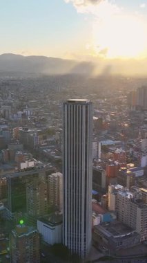 Kolombiya 'nın başkenti Bogota' da Sunset Colpatria Kulesi. Şehir merkezinde aydınlandı. Sunset City Peyzajı. Bogota, Kolombiya Bölgesi 'nde. Finans Bölgesi. Gece Şehir Sahnesi.