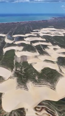 Piaui Brezilya 'daki Luis Correia' da Lencois Piauienses. Tatlı Su Gölleri Peyzajı. Kum tepeleri dağları. Lencois Piauiens Luis Correia 'da. Turizm Seyahati. Portinho Gölü. Plaj Arkaplanı.