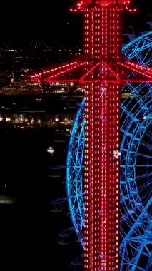 Florida 'daki Orlando' da dönme dolap. Aydınlatılmış Lunapark. Evrensel Orlando Sahnesi. Şehir Gecesi Sahnesi. Orlando Birleşik Devletleri. Florida 'da Orlando' da Dönme Dolap.