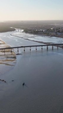 Jose Sarney Köprüsü 'nde gün batımı Maranhao Brezilya' da Sao Luis 'de. Anil Nehri Sahnesi. Jose Sarney Köprüsü. Jose Sarney Köprüsü, Sao Luis, Maranhao Brezilya. Manzaralı Günbatımı. Turizm Seyahati. Brezilya Kuzeydoğu