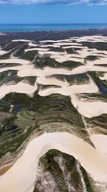 Piaui Brezilya 'daki Luis Correia' da Lencois Piauienses. Doğa Küçük Çarşafları. Portinho Gölü. Lencois Piauiens Luis Correia 'da. Kıvrımlı kum tepeleri. Yağmur suyu gölleri. Tropik Seyahat.