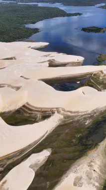 Piaui Brezilya 'daki Luis Correia' da Lencois Piauienses. Doğa manzarası. Kıvrımlı kum tepeleri. Lencois Piauiens Luis Correia 'da. Yağmur suyu gölleri. Portinho Gölü. Yaz Gezisi. Brezilya Kuzeydoğu.