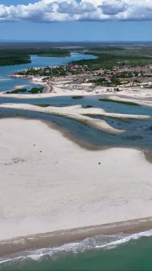 Piaui Brezilya 'daki Luis Correia' daki Macapa Plajı. Plaj manzarası. Doğa Deniz Burnu. Seyahat güzergahı. Piaui Brezilya 'daki Luis Correia' daki Macapa Plajı. Turkuaz Su.