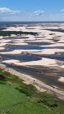 Maranhao Brezilya 'daki Paulino Neves' deki Dunes Yolu. Küçük Çarşaflar Manzarası. Sand Dunes Yolu. Paulino Neves 'teki Dunes Yolu. Turizm Seyahati. Doğa Sahnesi. Sahil Arkaplanı. Brezilya Kuzeydoğu.