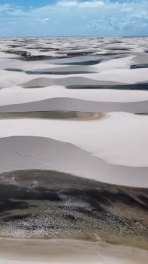 Maranhao Brezilya 'daki Barreirinhas' ta Lencois Maranhenses. Tatlı Su Gölleri Peyzajı. Kumul Sahnesi. Lencois Maranhenses Maranhao 'da. Turizm Seyahati. Doğa Deniz Burnu. Plaj Arkaplanı.
