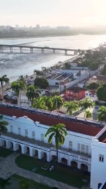 Sao Luis Skyline 'da Sunrise at Sao Luis, Maranhao Brazil. Jose Sarney Köprüsü. Şehir merkezinde tarihi bir olay. Sao Luis Skyline Maranhao Brezilya 'da Sao Luis' de. Gündoğumu Gökyüzü. Tatil seyahatleri. Brezilya Kuzeydoğu.