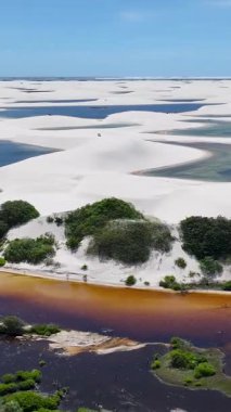 Lencois Maranhenses, Maranhao Brezilya 'daki Santo Amaro' da. Doğa manzarası. Kıvrımlı kum tepeleri. Lencois Maranhenses Brezilya 'da. Yağmur suyu gölleri. Güzel Yüksek Kumullar. Yaz Gezisi. Brezilya Kuzeydoğu.