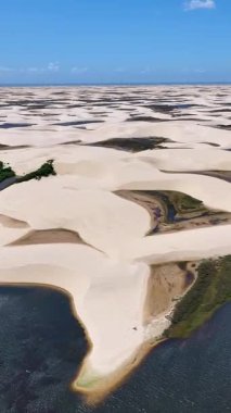 Maranhao Brezilya 'daki Paulino Neves' de küçük çarşaflar. Tatlı Su Gölleri Peyzajı. Kum tepeleri dağları. Paulino Neves 'te küçük çarşaflar. Turizm Seyahati. Doğa Sahnesi. Sahil Arkaplanı. Brezilya Kuzeydoğu.