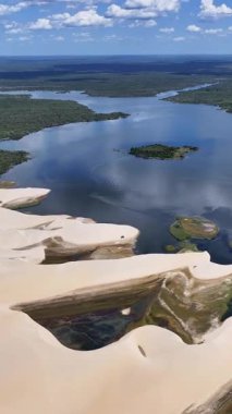 Piaui Brezilya 'daki Luis Correia' da Lencois Piauienses. Tatlı Su Gölleri Peyzajı. Kum tepeleri dağları. Lencois Piauiens Luis Correia 'da. Turizm Seyahati. Doğa Sahnesi. Plaj Arkaplanı.