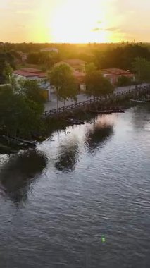 Maranhao Brezilya 'daki Araioses' de Sunset River. Amerika 'nın günbatımı Delta' sı. Riverside City 'de. Maranhao 'daki Sunset Nehri. Doğa manzarası. Adalar Ağı Su Yolları. Turizm Seyahati.
