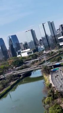 Sao Paulo Skyline Sao Paulo, Brezilya 'da. Şehir merkezindeki şehir manzarası. Freeway Yolu Sahnesi. Highrise Binaları Peyzajı. Sao Paulo Skyline Brezilya 'da. Metropolitan Arkaplan. Sao Paulo Brezilya.