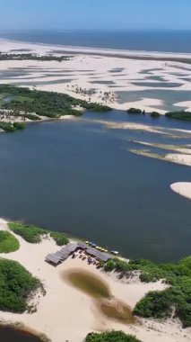 Lencois Maranhenses Tutoia, Brezilya 'da. Doğa Küçük Çarşafları. Manzaralı Palmiye Ağaçları. Lencois Maranhenses Tutoia 'da. Kıvrımlı kum tepeleri. Yağmur suyu gölleri. Tropik seyahat. Brezilya Kuzeydoğu.