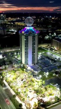 Orlando Florida 'da gün batımı. Manzaralı eğlence parkının ve tarihi bulvardaki trafiğin günbatımı görüntüsü. Sunset Orlando Florida 'da. Günbatımı şehri Orlando Amerika Birleşik Devletleri.