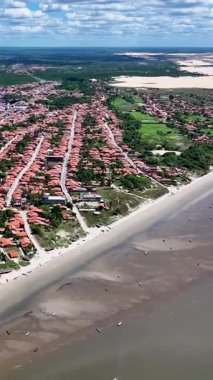 Maranhao Brezilya 'daki Tutoia' da sahil manzarası. Sahil Skyline. Doğa Düşük Dalga. Yaz Gezisi. Maranhao Brezilya 'daki Tutoia' da sahil manzarası. Tropikal Manzara.