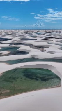 Maranhao Brezilya 'daki Barreirinhas' ta Lencois Maranhenses. Tatlı Su Gölleri Peyzajı. Kumul Sahnesi. Lencois Maranhenses Maranhao 'da. Turizm Seyahati. Doğa Deniz Burnu. Plaj Arkaplanı.