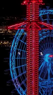 Florida 'daki Orlando' da dönme dolap. Renkli Eğlence Parkı. Aydınlanmış Şehir. Gece Hayatı Manzarası. Florida Birleşik Devletleri. Florida 'da Orlando' da Dönme Dolap.