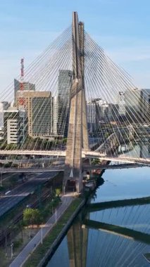 Brezilya 'daki Sao Paulo' da Kablo Kaldı Köprüsü. Şehir merkezindeki şehir manzarası. Trafik Yolu 'nda. Köprü manzarası. Brezilya 'daki Sao Paulo' da Kablo Kaldı Köprüsü. Metropolitan Arkaplan. Sao Paulo Brezilya.