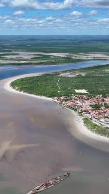 Tutoia Skyline, Tutoia, Brezilya 'da. Amerika 'nın Brezilya Deltası. Riverside City 'de. Maranhao 'daki Tutoia Skyline. Doğa manzarası. Adalar Ağı Su Yolları. Turizm Seyahati.