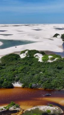 Lencois Maranhenses, Maranhao Brezilya 'daki Santo Amaro' da. Doğa Manzarası. Yüksek kum tepeleri. Lencois Maranhenses Brezilya 'da. Yağmur suyu gölleri. Çarpıcı Ekosistem. Tropik seyahat. Brezilya Kuzeydoğu.