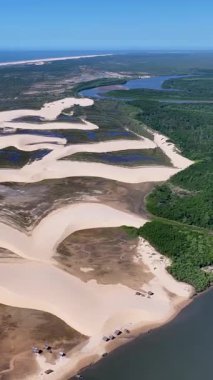 Maranhao Brezilya 'daki Araioses' de Morro Do Meio Plajı. Doğa Manzarası. Parnaiba Delta Vahşi Yaşam. Maranhao 'daki Morro Do Meio Plajı. Kıvrımlı kum tepeleri. Yağmur suyu gölleri. Tropik Seyahat.