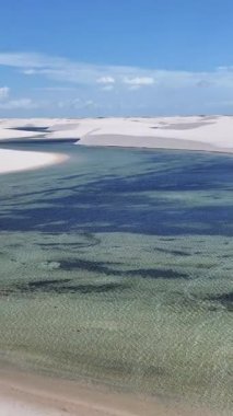 Maranhao Brezilya 'daki Barreirinhas' ta Lencois Maranhenses. Doğa Manzarası. Yüksek kum tepeleri. Lencois Maranhenses Brezilya 'da. Yağmur suyu gölleri. Çarpıcı Ekosistem. Tropik seyahat. Brezilya Kuzeydoğu.