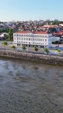 Maranhao Brezilya 'daki Sao Luis tren istasyonunda gün batımı. Highrise Binaları. Güzel şehir manzarası. Maranhao Brezilya 'daki Sao Luis Tren İstasyonu. Demiryolu İstasyonu. Turizm Seyahati. Brezilya Kuzeydoğu.