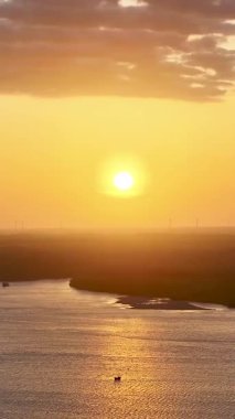 Piaui Brezilya 'daki Luis Correia' da Sunset Nehri. Şehir merkezinde gün batımı. Turizm Seyahati. Piaui 'deki Sunset Nehri. Şehir manzarası manzarası. Güzel Skyline. Riverside City 'de. Brezilya Kuzeydoğu.