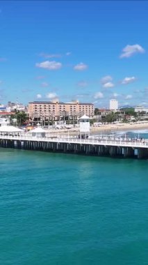 Ceara Brezilya 'daki Fortaleza' da Manzaralı İskele. Sahil Skyline. Şehir merkezinde. Modern Highrise Binaları. Ceara Brezilya 'daki Fortaleza' da Manzaralı İskele. Göz kamaştırıcı manzara. Brezilya Kuzeydoğu.
