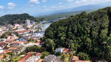 Itanhaem Skyline Sao Paulo Brezilya 'daki Itanhaem' de. Plaj manzarası. Doğa Deniz Burnu. Seyahat güzergahı. Itanhaem Skyline Sao Paulo Brezilya 'daki Itanhaem' de. Turizm Skyline.