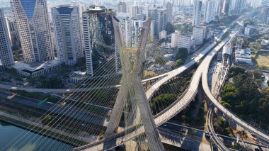 Brezilya 'daki Sao Paulo' daki Iconic Köprüsü. Şehir merkezindeki şehir manzarası. Trafik Yolu 'nda. Köprü manzarası. Brezilya 'daki Sao Paulo' daki Iconic Köprüsü. Metropolitan Arkaplan. Sao Paulo Brezilya.
