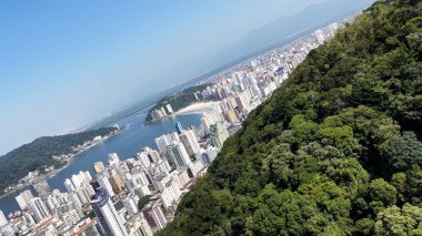 Sao Paulo Brezilya 'daki Sao Vicente' de Jose Menino Tepesi. Plaj manzarası. Şehir merkezindeki deniz manzarası. Seyahat güzergahı. Sao Vicente Brezilya 'daki Jose Menino Tepesi. Sao Vicente Körfezi Skyline. Yaz Tropik.