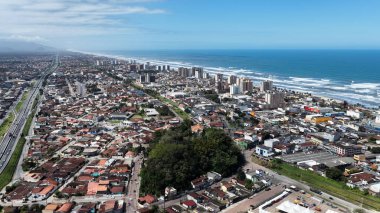 Sao Paulo Brezilya 'daki Itanhaem' de Central Beach. Sahil Skyline. Şehir merkezindeki şehir manzarası. Yaz Gezisi. Sao Paulo Brezilya 'daki Itanhaem' de Central Beach. Deniz Burnu Sahnesi.