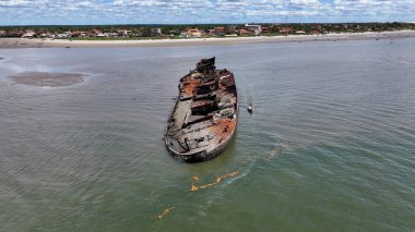 Tutoia Skyline, Tutoia, Brezilya 'da. Sahil Skyline. Doğa Düşük Dalga. Yaz Gezisi. Tutoia Skyline, Tutoia, Brezilya 'da. Gemi Enkazı Manzarası.