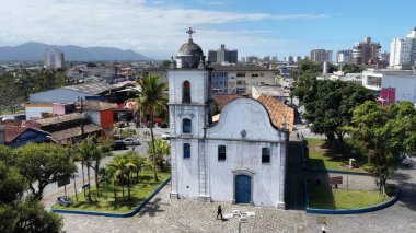 Matrix Meydanı Sao Paulo Brezilya 'daki Itanhaem' de. Kilise silueti. Şehir merkezindeki şehir manzarası. Matrix Meydanı. Matrix Meydanı Sao Paulo Brezilya 'daki Itanhaem' de. Turistler Kalabalığı.