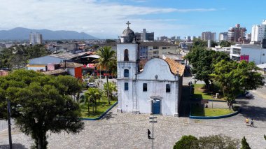 Sao Paulo Brezilya 'daki Itanhaem Meydanı' nda. Kilise silueti. Şehir merkezindeki şehir manzarası. Matrix Meydanı. Sao Paulo Brezilya 'daki Itanhaem Meydanı' nda. Turistler Kalabalığı.