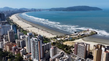 Sao Paulo Brezilya, Santos 'taki Jose Menino Plajı. Sahil Skyline. Şehir merkezindeki şehir manzarası. Yaz Gezisi. Sao Paulo Brezilya, Santos 'taki Jose Menino Plajı. Şehir Sahili Sahnesi.