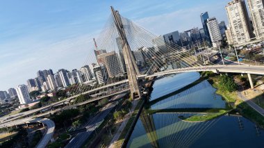 Brezilya 'daki Sao Paulo' da Kablo Kaldı Köprüsü. Şehir merkezindeki şehir manzarası. Trafik Yolu 'nda. Köprü manzarası. Brezilya 'daki Sao Paulo' da Kablo Kaldı Köprüsü. Metropolitan Arkaplan. Sao Paulo Brezilya.