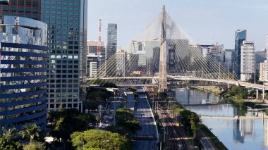 Brezilya 'daki Sao Paulo' da Kablo Kaldı Köprüsü. Şehir merkezindeki şehir manzarası. Trafik Yolu 'nda. Köprü manzarası. Brezilya 'daki Sao Paulo' da Kablo Kaldı Köprüsü. Metropolitan Arkaplan. Sao Paulo Brezilya.