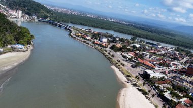 Sao Paulo Brezilya 'daki Itanhaem' de Central Beach. Plaj manzarası. Doğa Deniz Burnu. Seyahat güzergahı. Sao Paulo Brezilya 'daki Itanhaem' de Central Beach. Turizm Skyline.