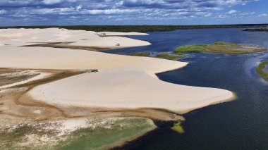 Piaui Brezilya 'daki Luis Correia' da Lencois Piauienses. Doğa manzarası. Kıvrımlı kum tepeleri. Lencois Piauiens Luis Correia 'da. Yağmur suyu gölleri. Portinho Gölü. Yaz Gezisi. Brezilya Kuzeydoğu.