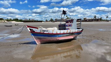 Maranhao Brezilya 'daki Tutoia' da bataklık teknesi. Plaj manzarası. Doğa Deniz Burnu. Seyahat güzergahı. Maranhao Brezilya 'daki Tutoia' da bataklık teknesi. Düşük Gelgit Manzarası.