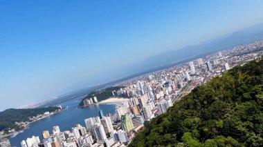 Sao Paulo Brezilya 'daki Sao Vicente' de Jose Menino Tepesi. Plaj manzarası. Şehir merkezindeki deniz manzarası. Seyahat güzergahı. Sao Vicente Brezilya 'daki Jose Menino Tepesi. Sao Vicente Körfezi Skyline. Yaz Tropik.