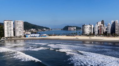 Sao Paulo Brezilya 'daki Sao Vicente' de milionarios plajı. Plaj manzarası. Şehir merkezindeki deniz manzarası. Seyahat güzergahı. Sao Paulo Brezilya 'daki Sao Vicente' de milionarios plajı. Porchat Adası.
