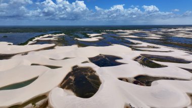 Maranhao Brezilya 'daki Paulino Neves' de küçük çarşaflar. Doğa manzarası. Kıvrımlı kum tepeleri. Paulino Neves 'te küçük çarşaflar. Yağmur suyu gölleri. Güzel Yüksek Kumullar. Yaz Gezisi. Brezilya Kuzeydoğu.